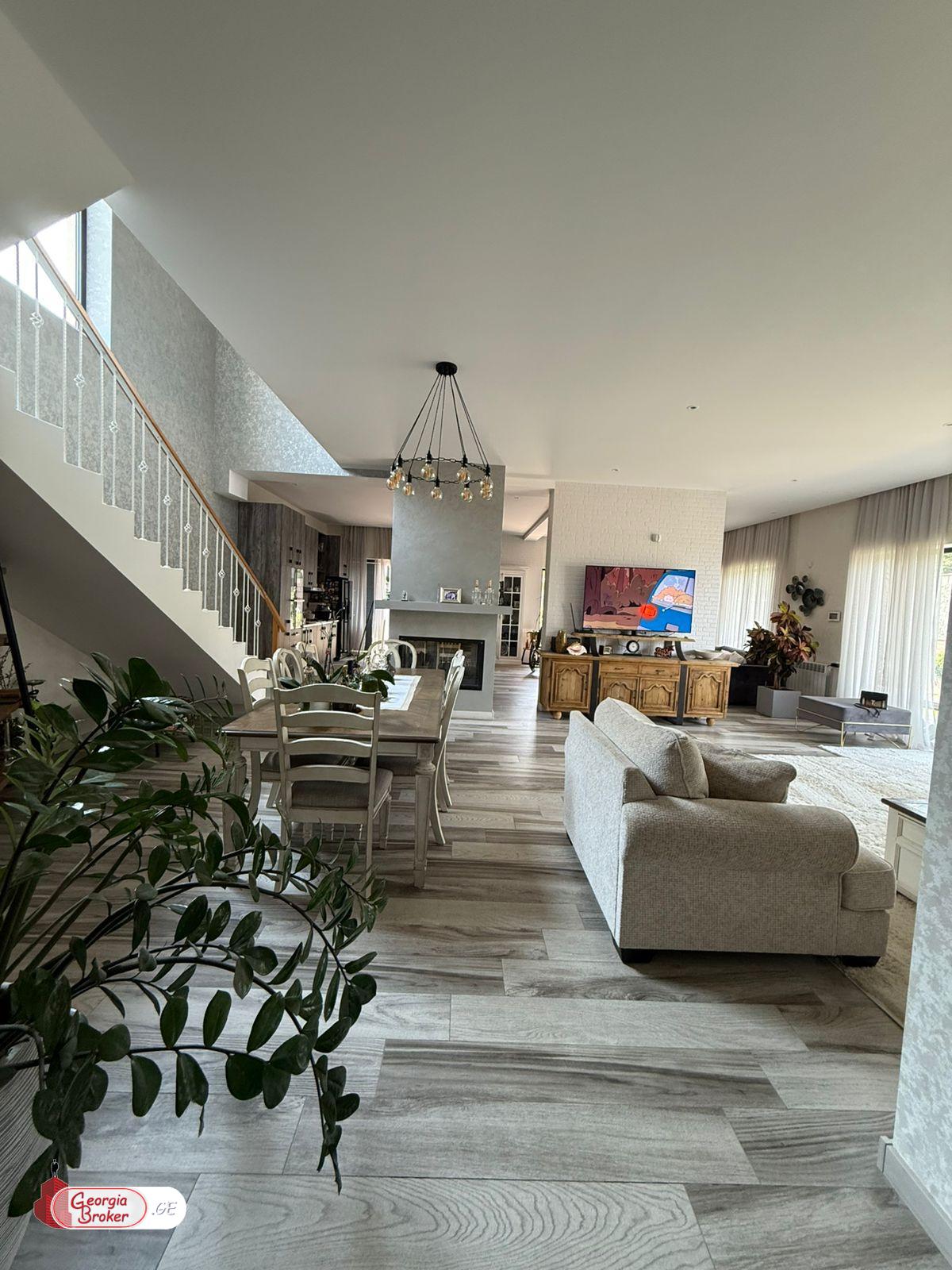 продается дом с новым ремонтом 8-комнат